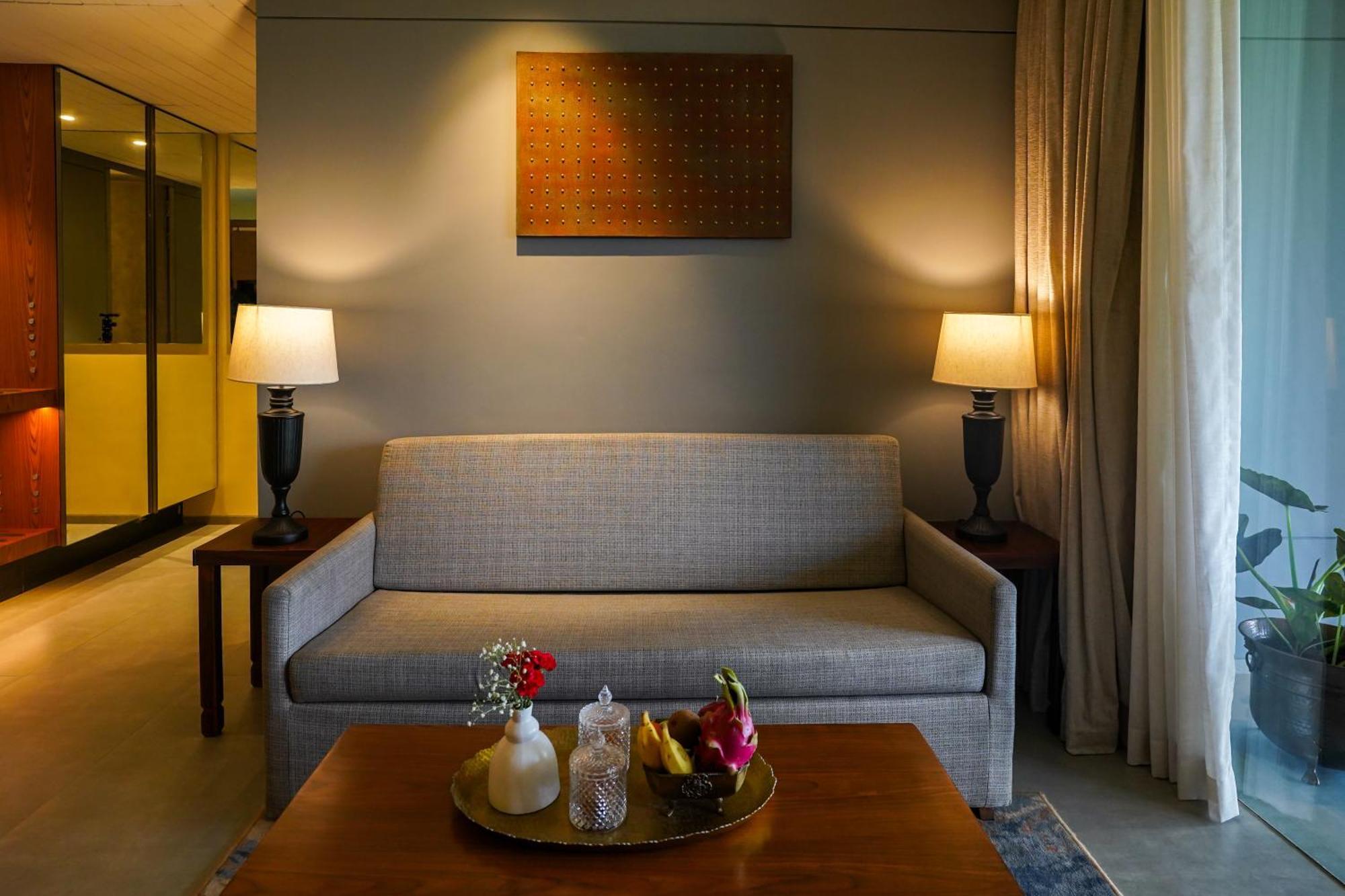 Radisson Resort And Spa Lonavala Exterior foto A sofa in a hotel room