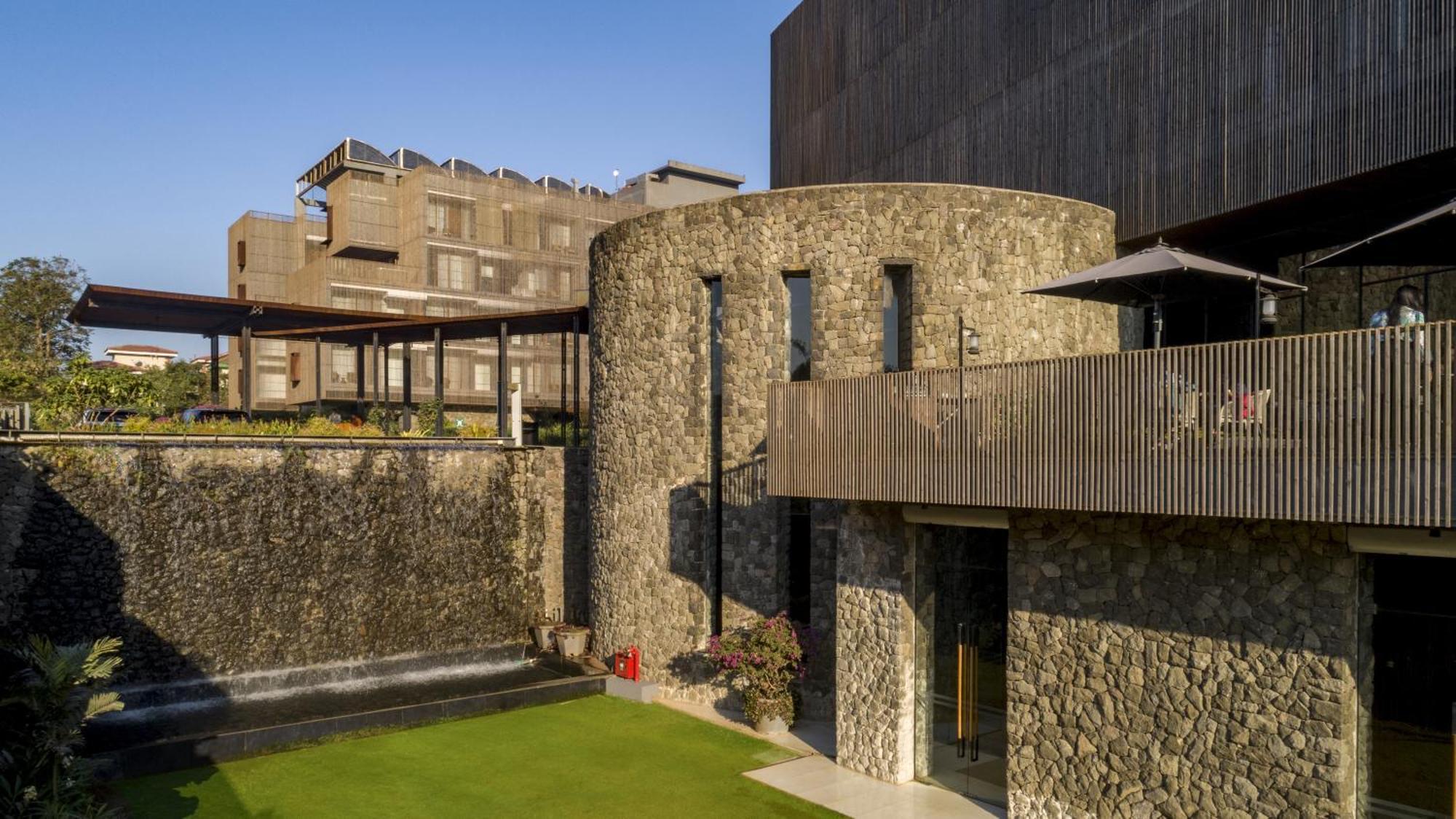 Radisson Resort And Spa Lonavala Exterior foto The hotel's exterior