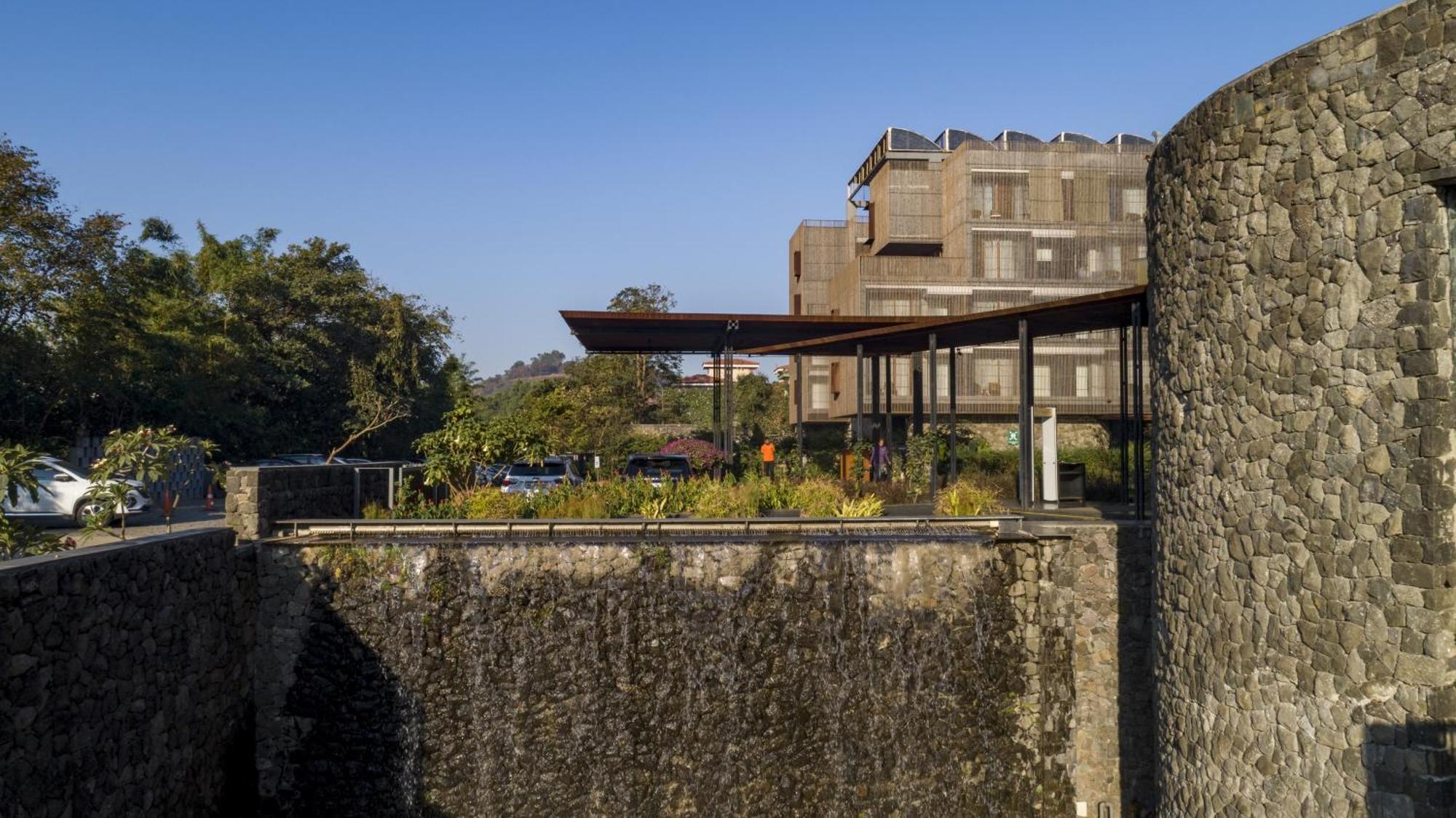 Radisson Resort And Spa Lonavala Exterior foto The station's entrance