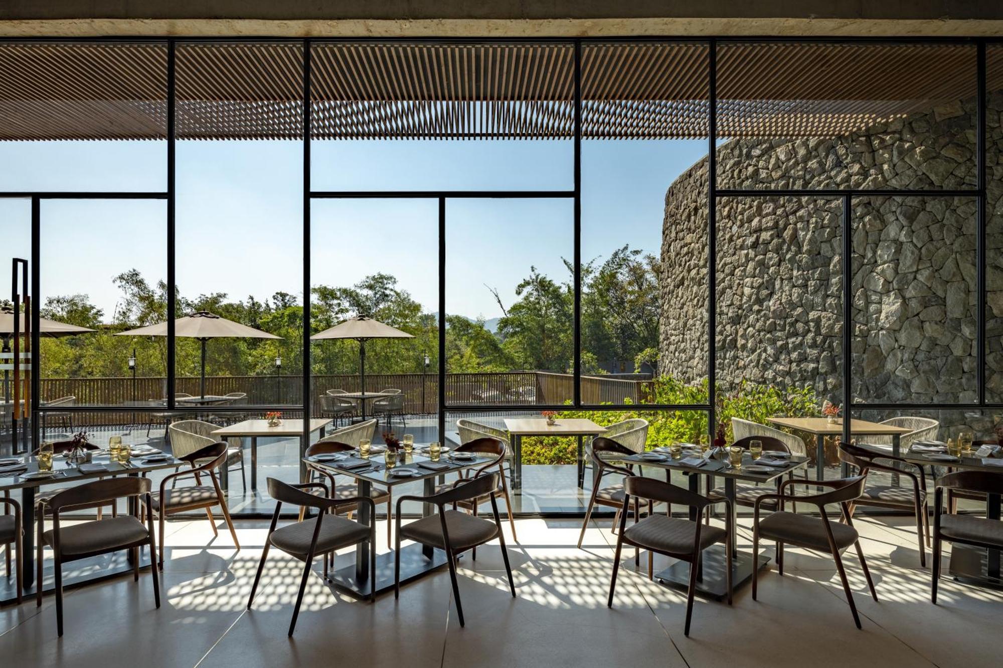 Radisson Resort And Spa Lonavala Exterior foto Restaurant
