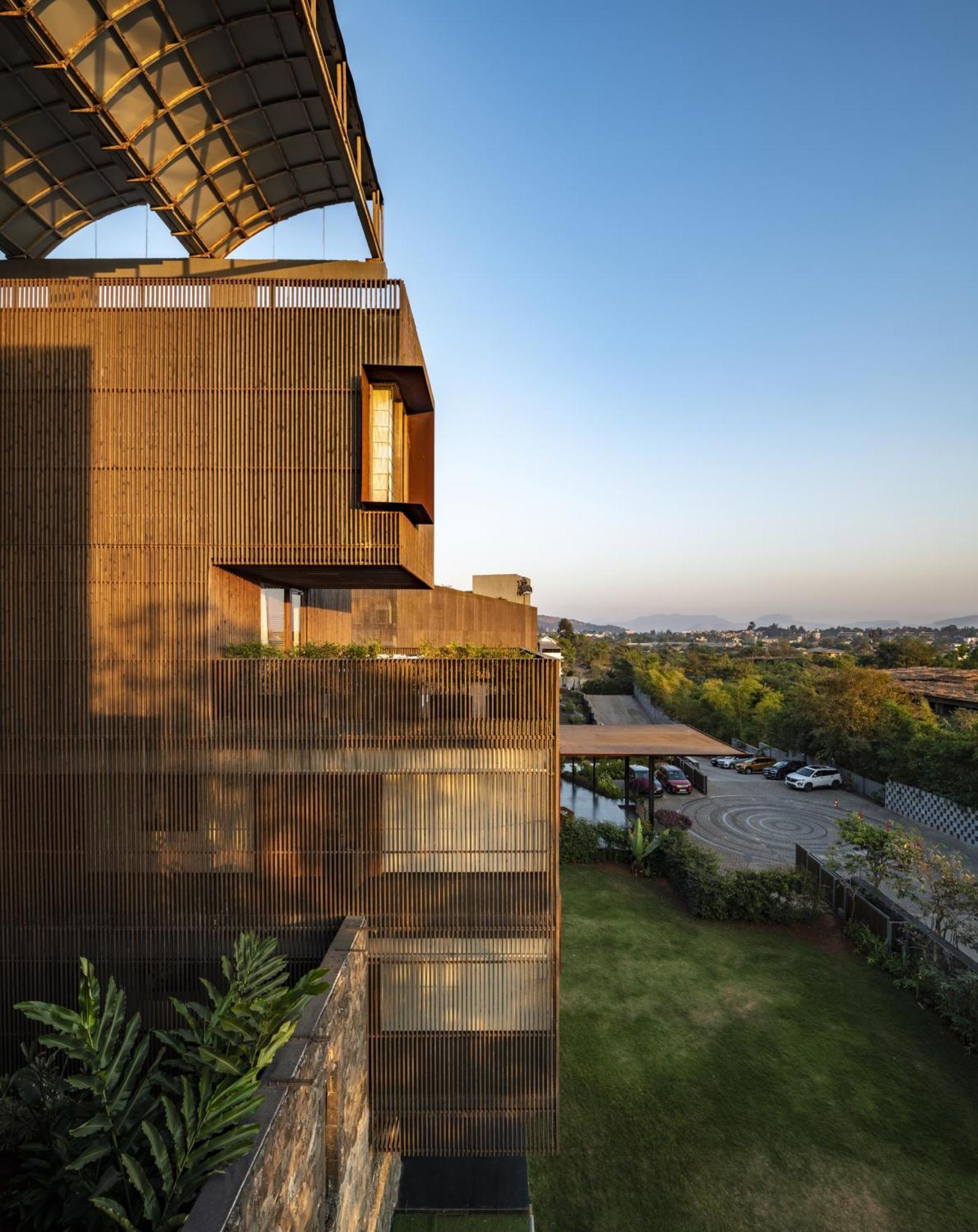 Radisson Resort And Spa Lonavala Exterior foto The building's exterior
