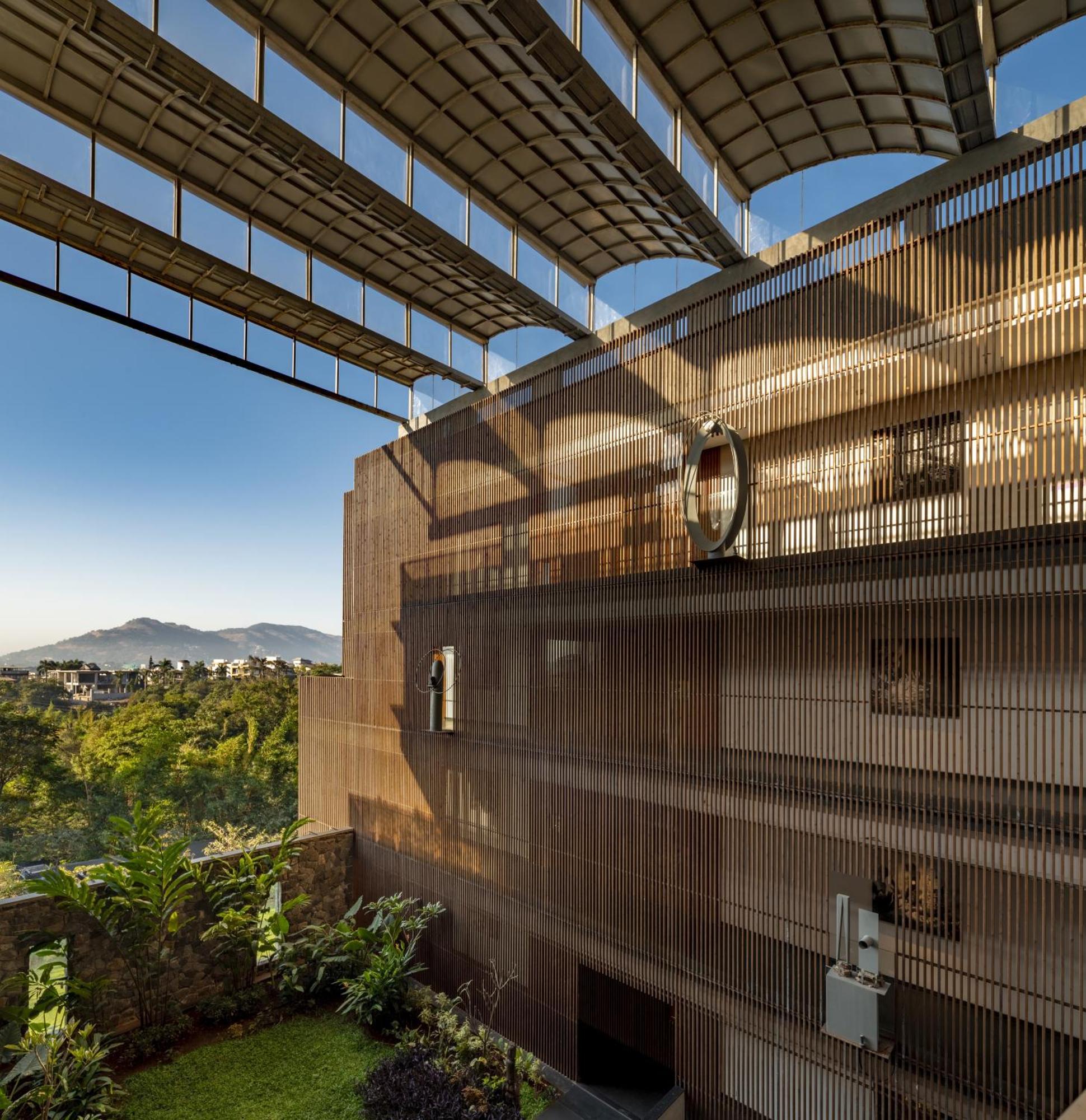 Radisson Resort And Spa Lonavala Exterior foto The building's facade