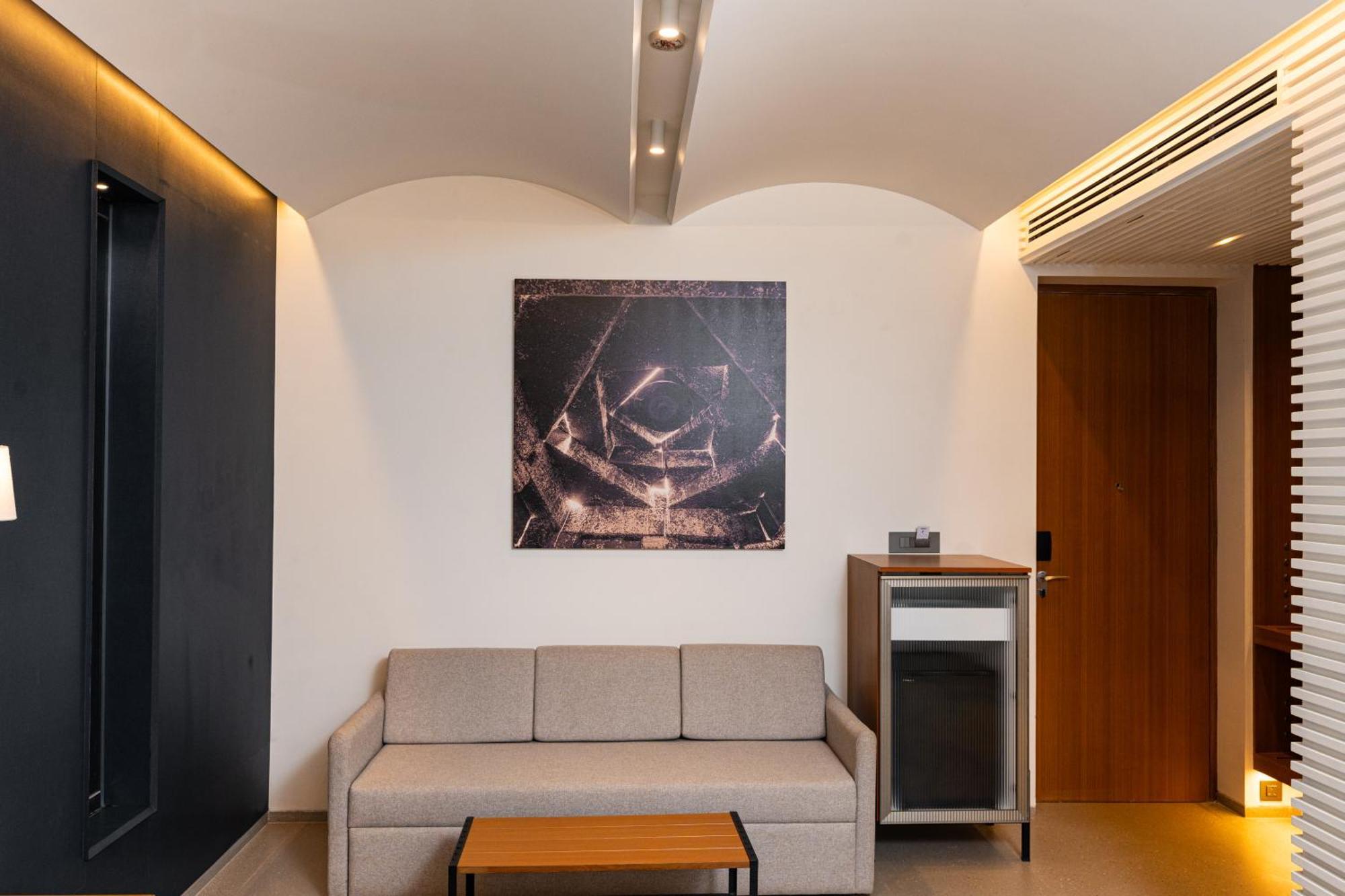 Radisson Resort And Spa Lonavala Exterior foto A room at the hotel